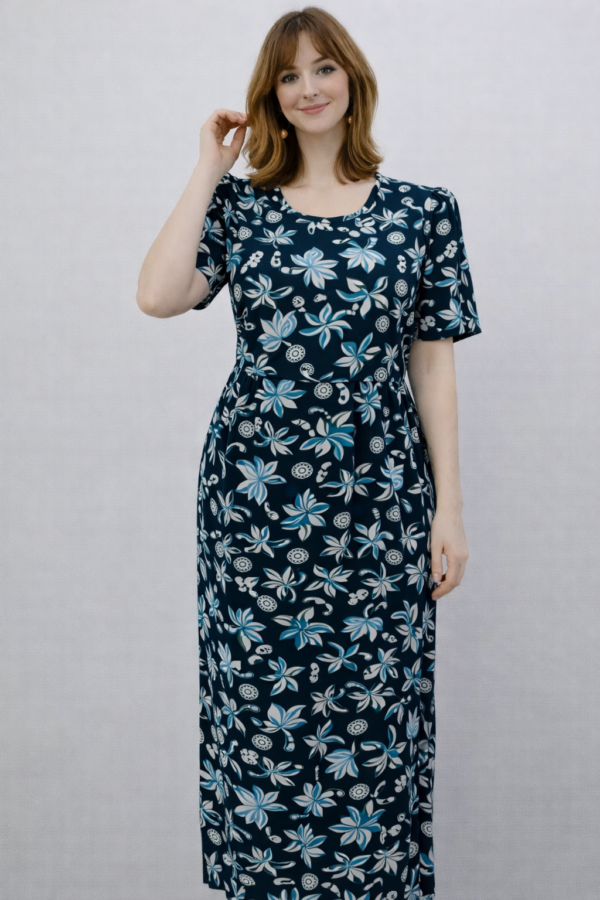 Tropical floral elegance in navy - Feeding
